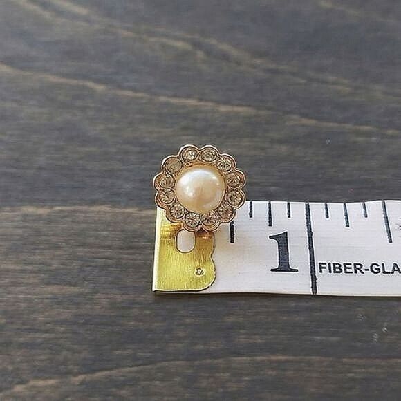 Vtg cultured pearl and rhinestone gold tone halo studs - Picture 6 of 7